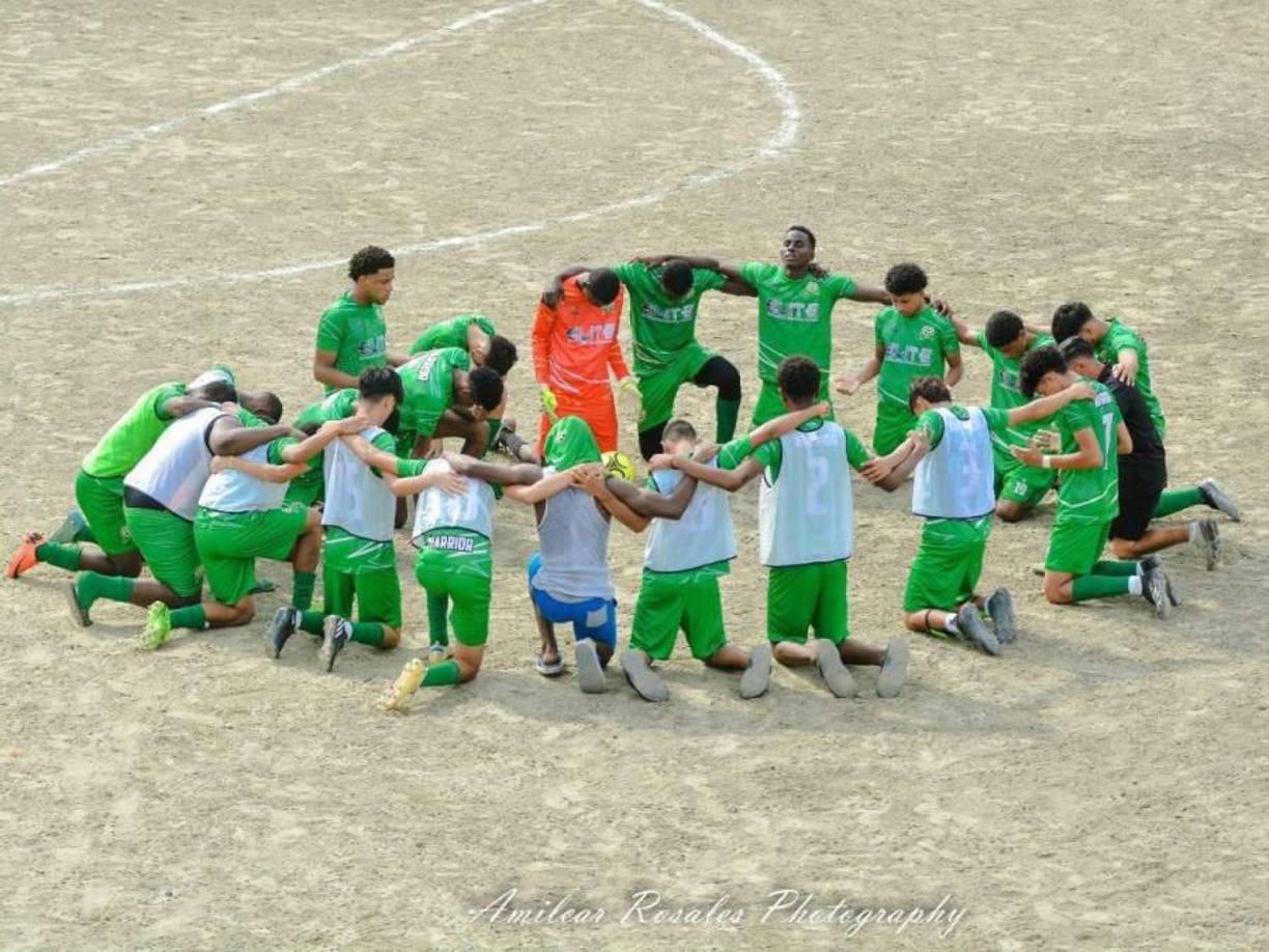 Al momento del crimen, Brooks vestía una camiseta roja, calzoneta y tenis, elementos que resaltaban su pasión por el fútbol.