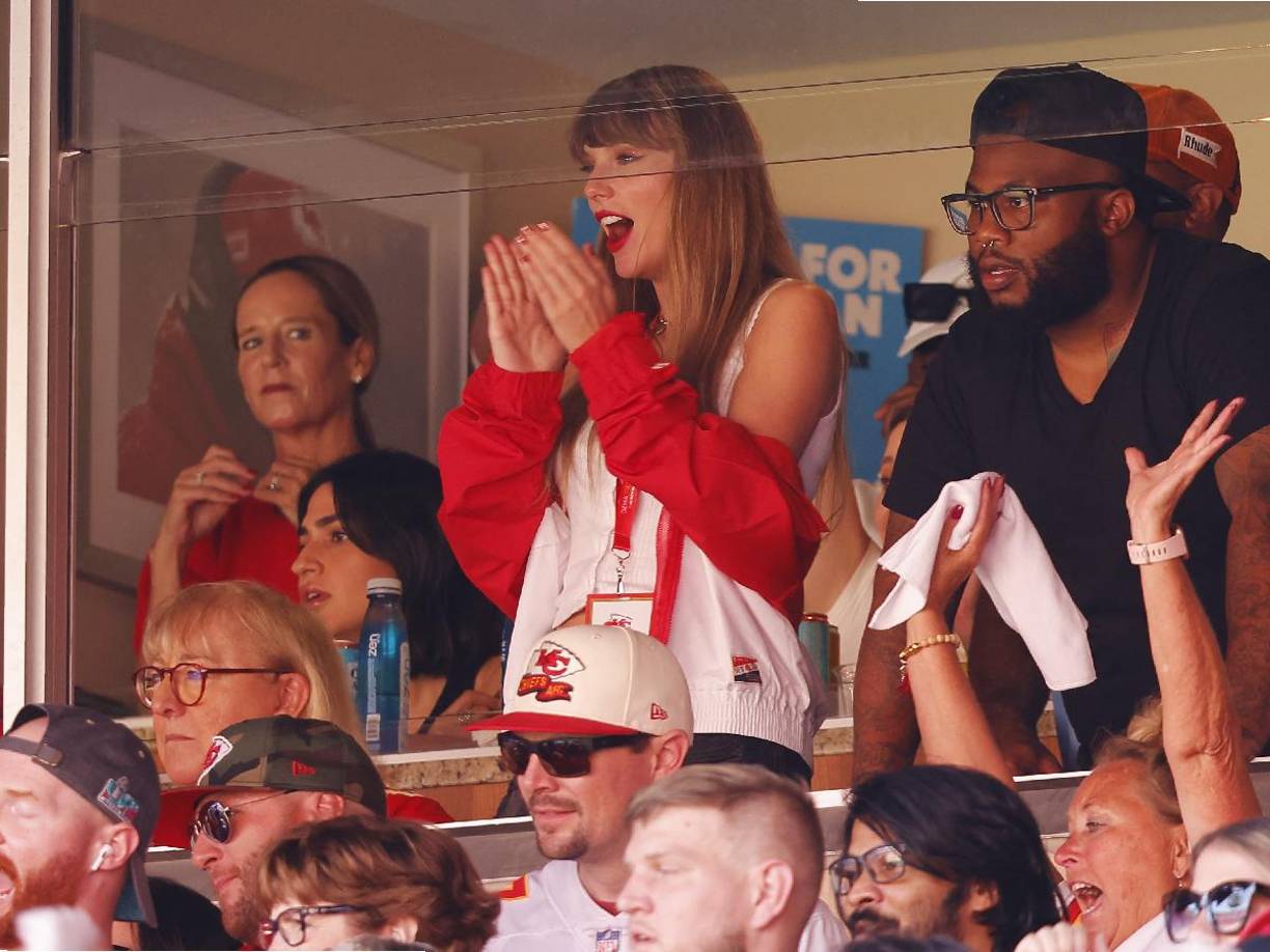 Aunque ambos no han confirmado una relación amorosa, muchos especulan que la aparición de Taylor en el partido sería lo que oficializaba.