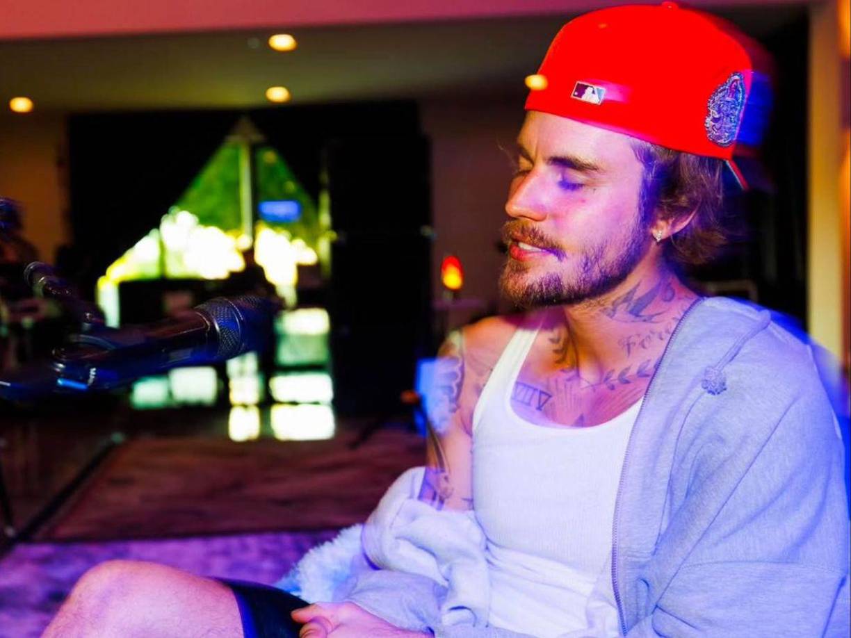 Justin Bieber a través de sus historias lanzó dos atrevidas fotografías que dejaron sorprendidas a sus más fieles seguidoras. 