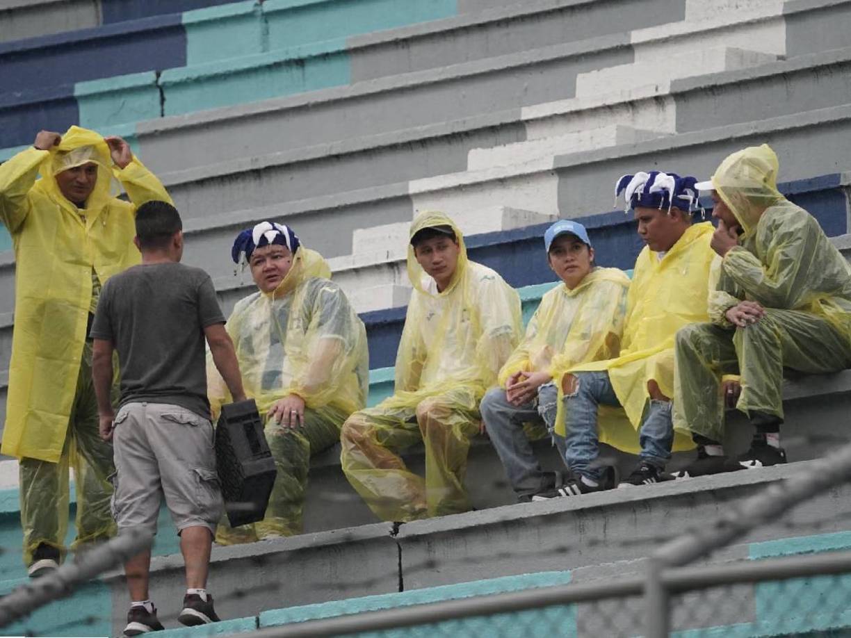 Las capuchas por las lluvias no pudieron faltar en las indumentarias de los aficionados.