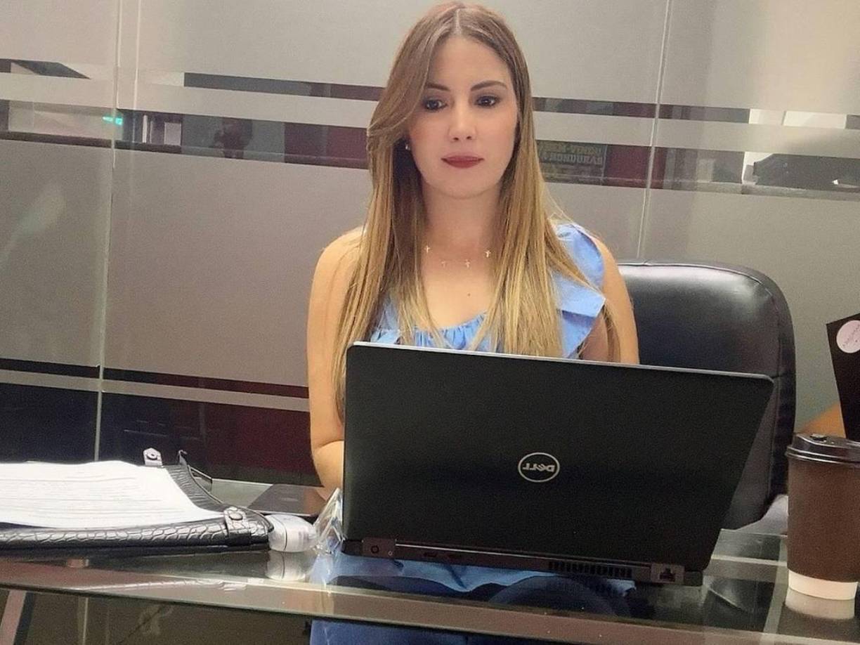 “Mi compromiso y amor por la ciudad que me vio nacer es inmenso”, comenzó diciendo Jenny Fernández al informar sobre su incursión a la política. 