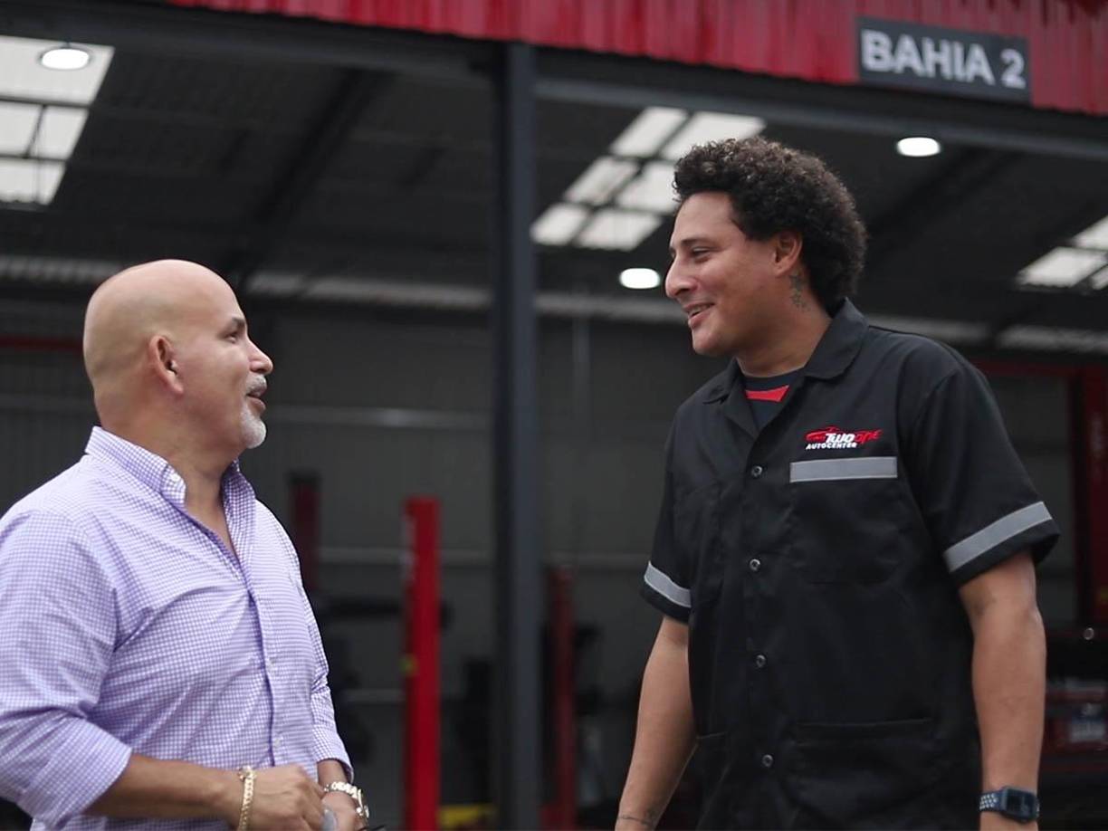Kevin Hernández junto a Orinson Amaya, presidente del Marathón en el taller Two One Autocenter. 
