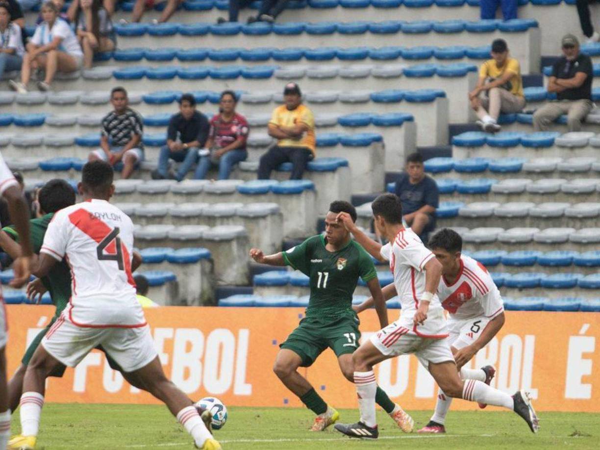 “El jugador Moisés Paniagua no formará parte de la delegación para los amistosos internacionales y de Copa América debido a que, al no contar de la mayoría de edad y al estar ausente del país uno de los padres, no pudo concluir con los trámites del visado de ingreso a los Estados Unidos de América”<i>, </i>informó la Federación de Fútbol de Bolivia.