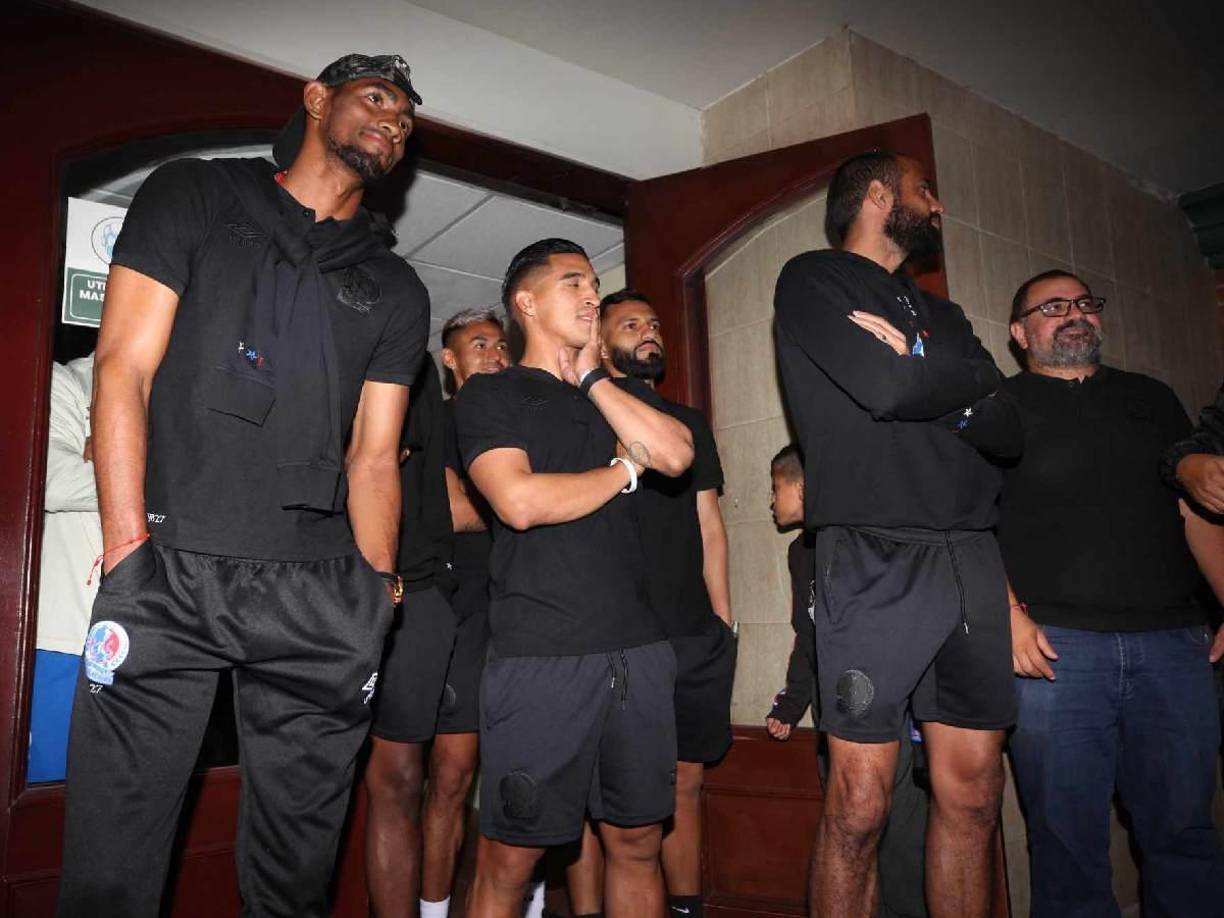 Los jugadores salieron para disfrutar del show de la Ultra Fiel y tuvieron tremendo gesto con los aficionados.