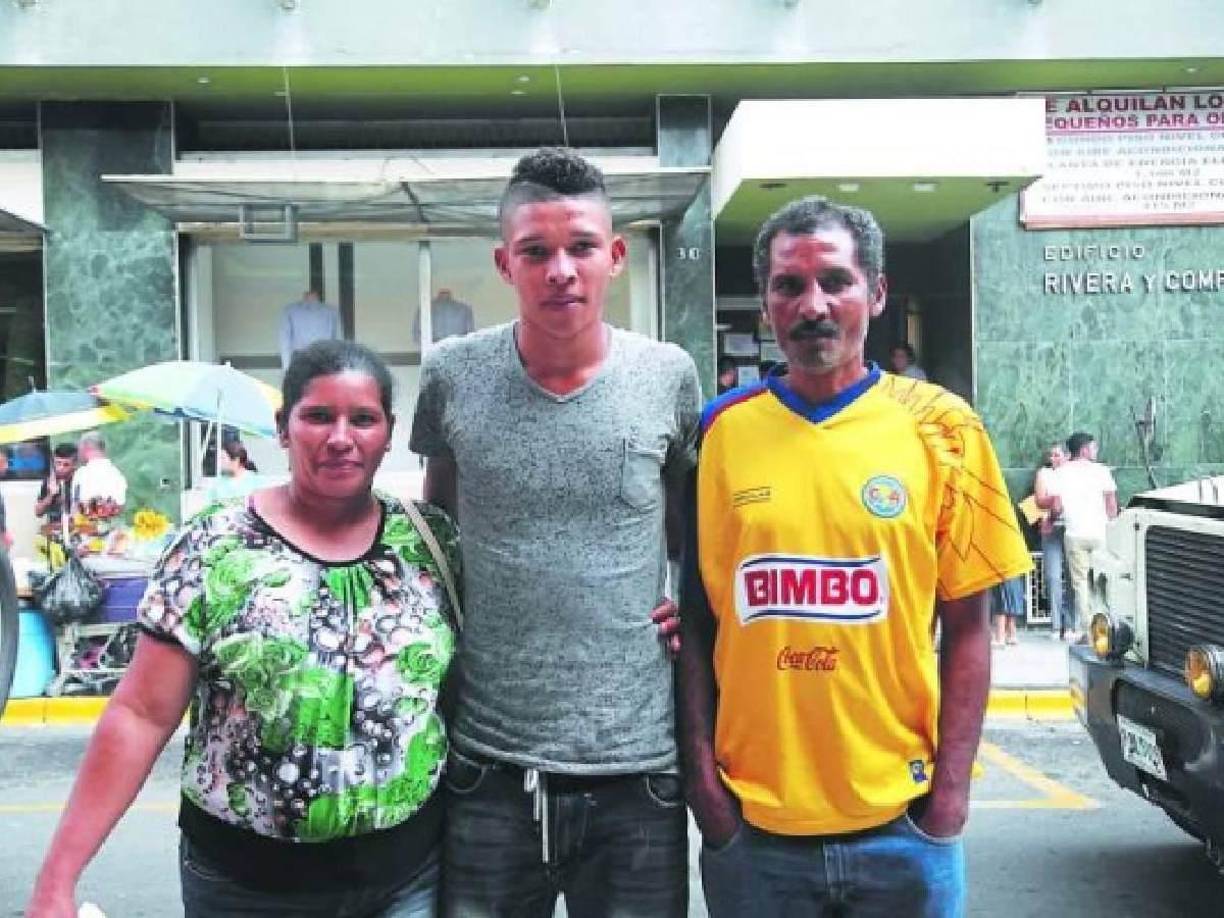 Getsel junto a sus padres, Ramón Montes y María Benita Escobar quienes lo han apoyado en toda su carrera, su padre estuvo cerca de debutar en Real España.