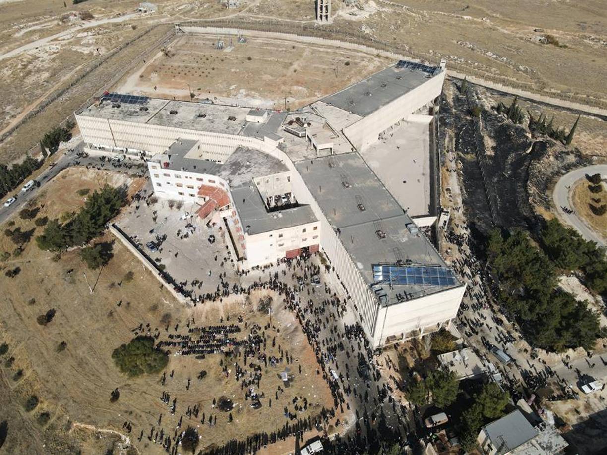 Muchas familias llevan dos días a la intemperie esperando saber alguna noticias de sus familiares.