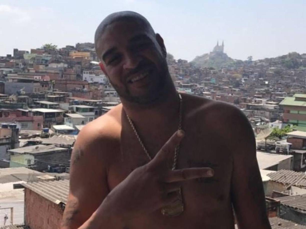 “Tras la muerte de mi padre, mi amor por el fútbol no volvió a ser el mismo. Adriano no lleva corona. Adriano es el chico de los barrios marginales que fue tocado por Dios. Adriano no desapareció en las favelas. Simplemente, se fue a casa”, expresó.