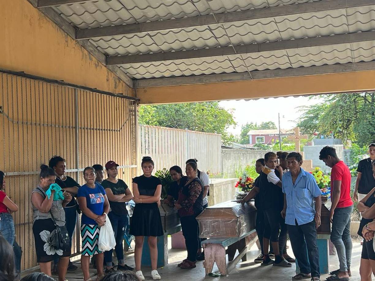 “Ellos no le debían nada a nadie, salieron y colaboraron porque pensaron que eran autoridades, se los llevaron de la casa, mi hijo pequeño salió tapado con una toalla porque iba a bañarse, no le dieron tiempo ni de cambiarse y se los llevaron hasta un callejón para matarlos”, relató la desconsolada madre.