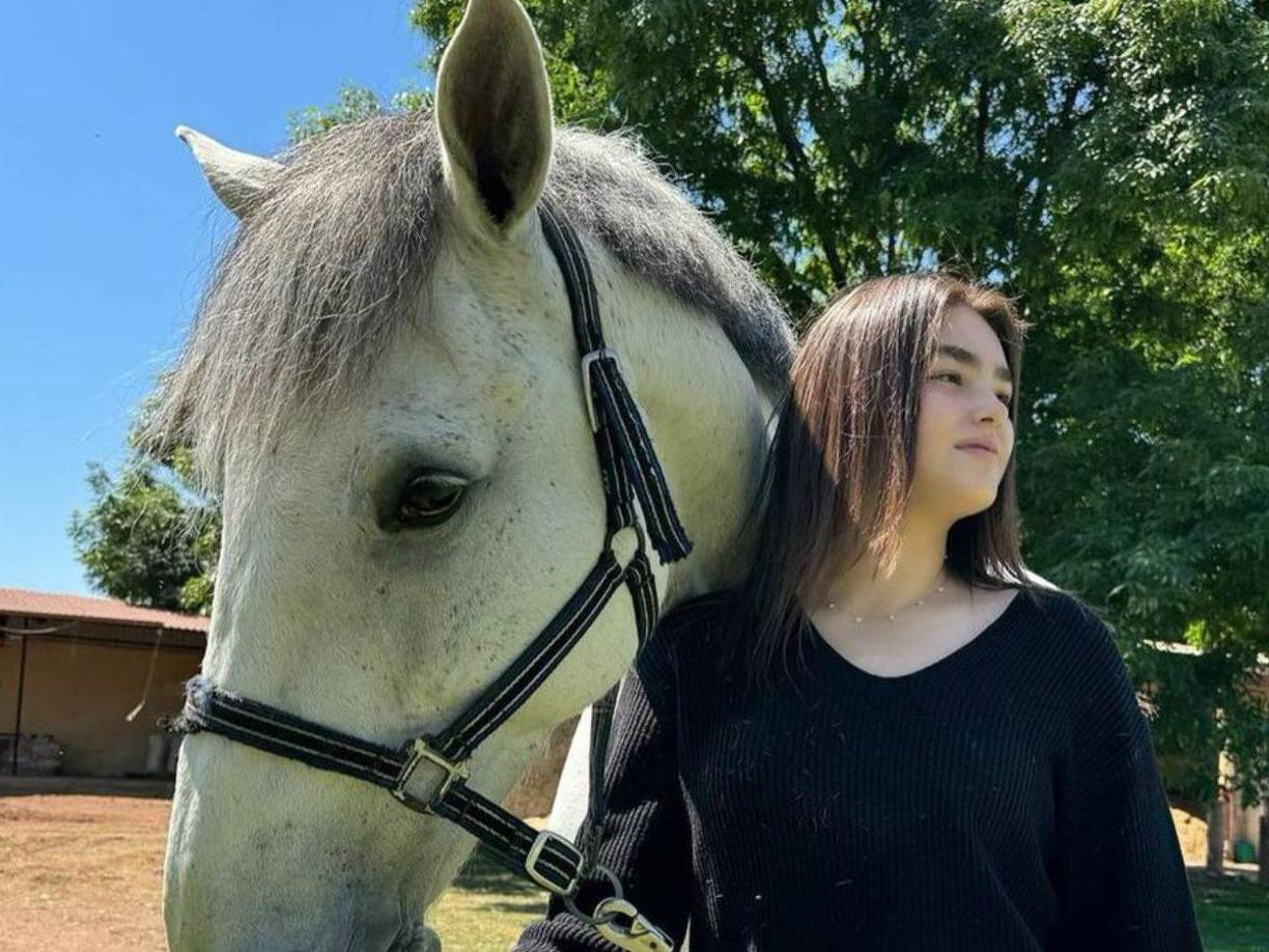  Apasionada por la equitación, Emily ha manifestado su deseo de representar a México en competencias internacionales.