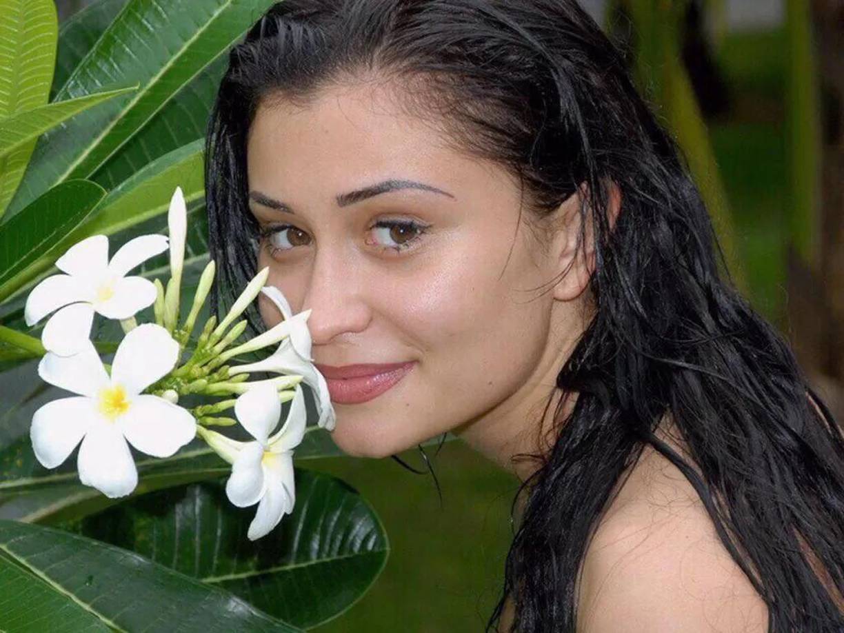  Además, le arrancaron partes de la cara derecha, incluida la oreja derecha.