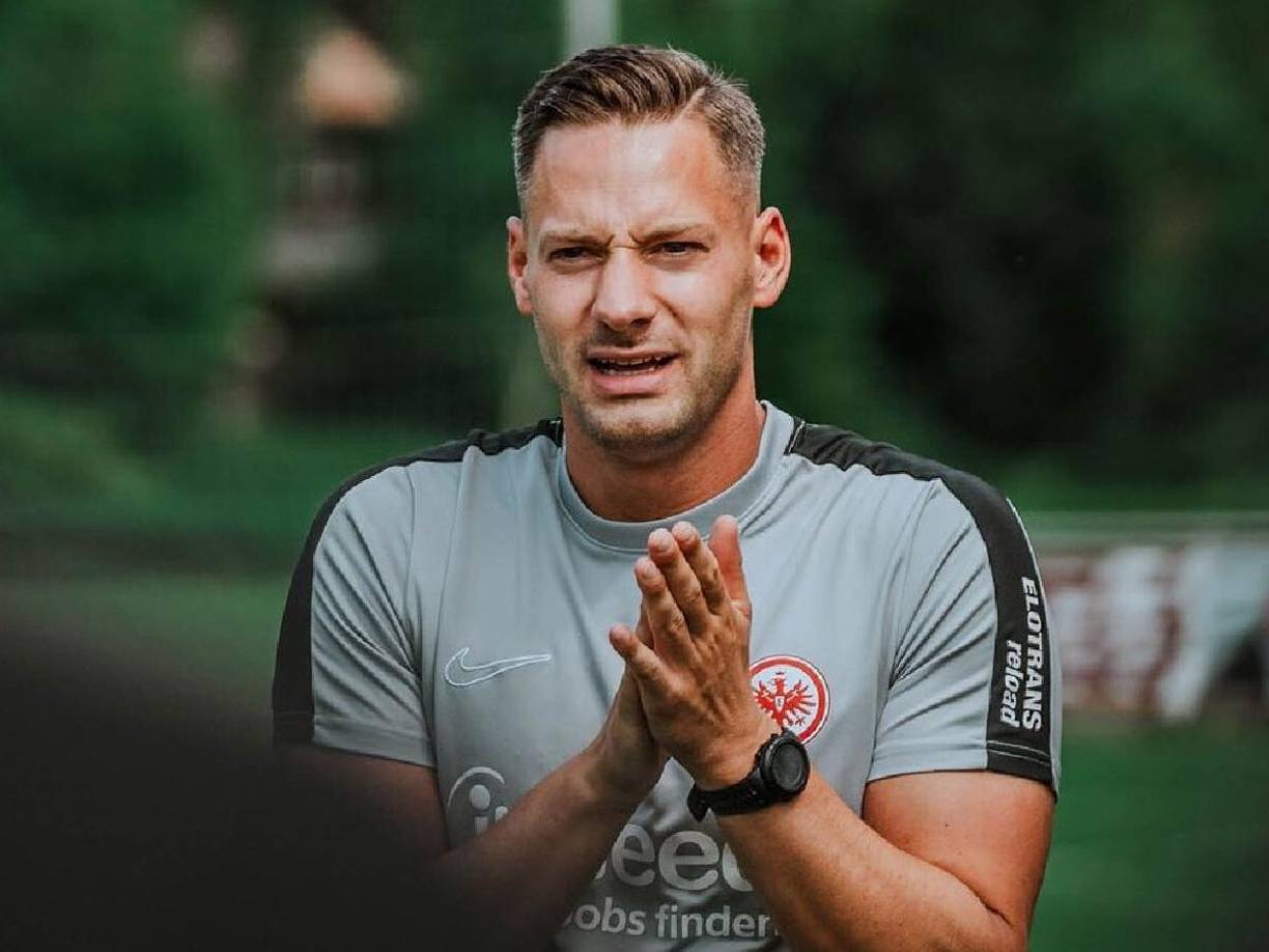 Hablamos del entrenador de 33 años, Helge Rasche uno de los técnicos que tiene el Eintracht Frankfurt de Alemania.