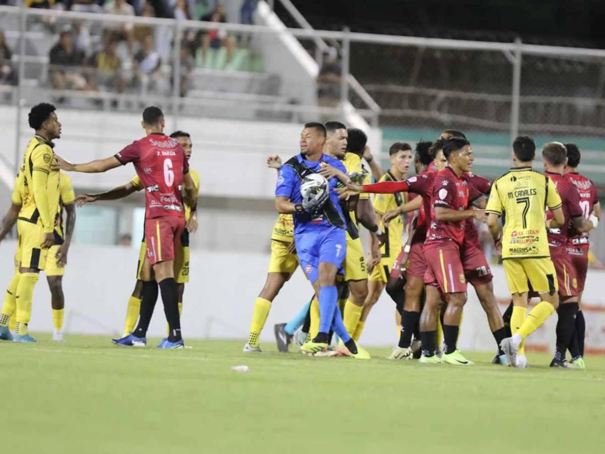 Los ánimos se calentaron en un momento del partido Génesis vs Real España en el estadio Carlos Miranda.