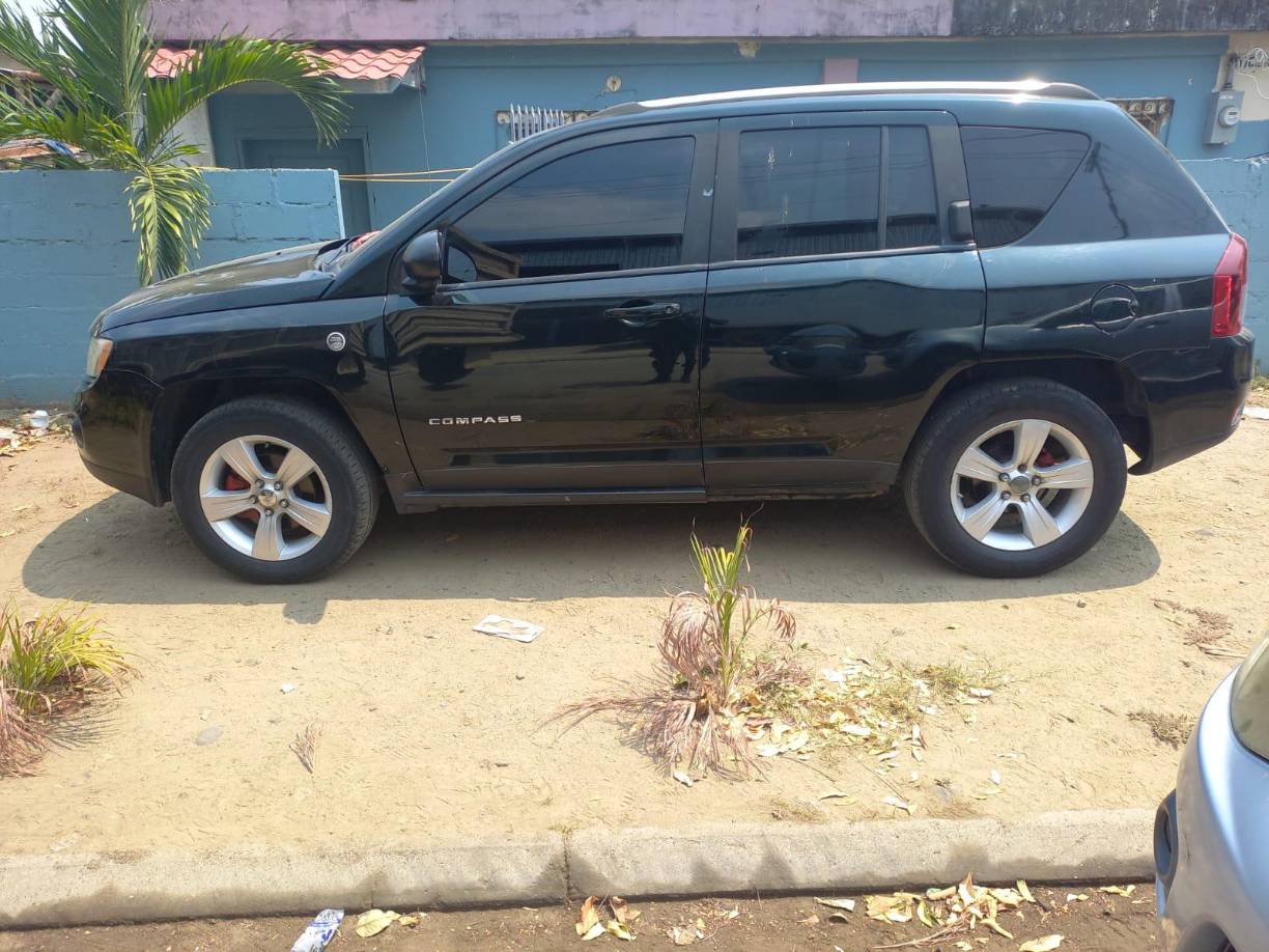 Vehículo decomisado a los detenidos.