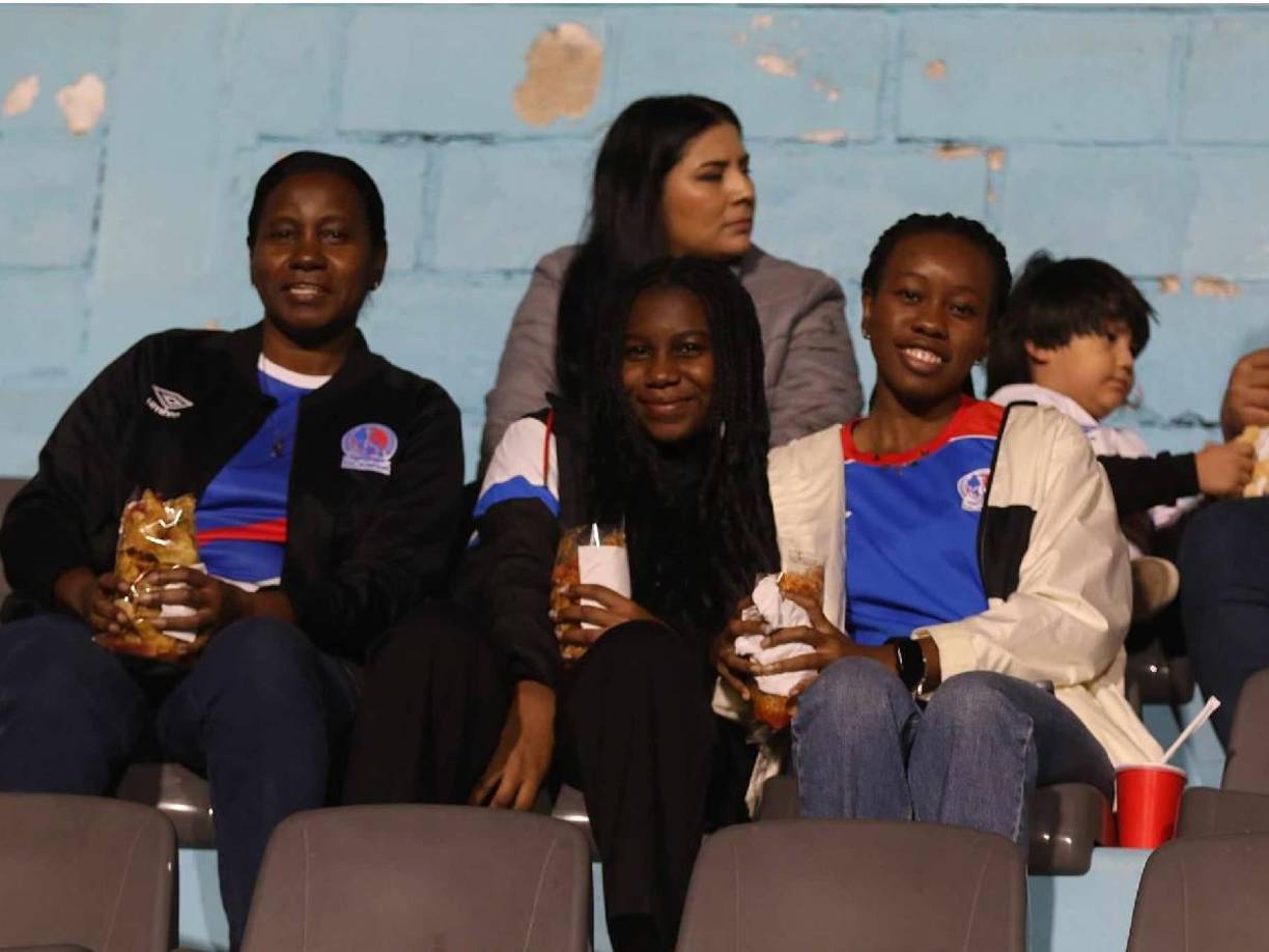 Las chicas no se perdieron el duelo y fueron a presenciar la linda semifinal en Tegucigalpa.