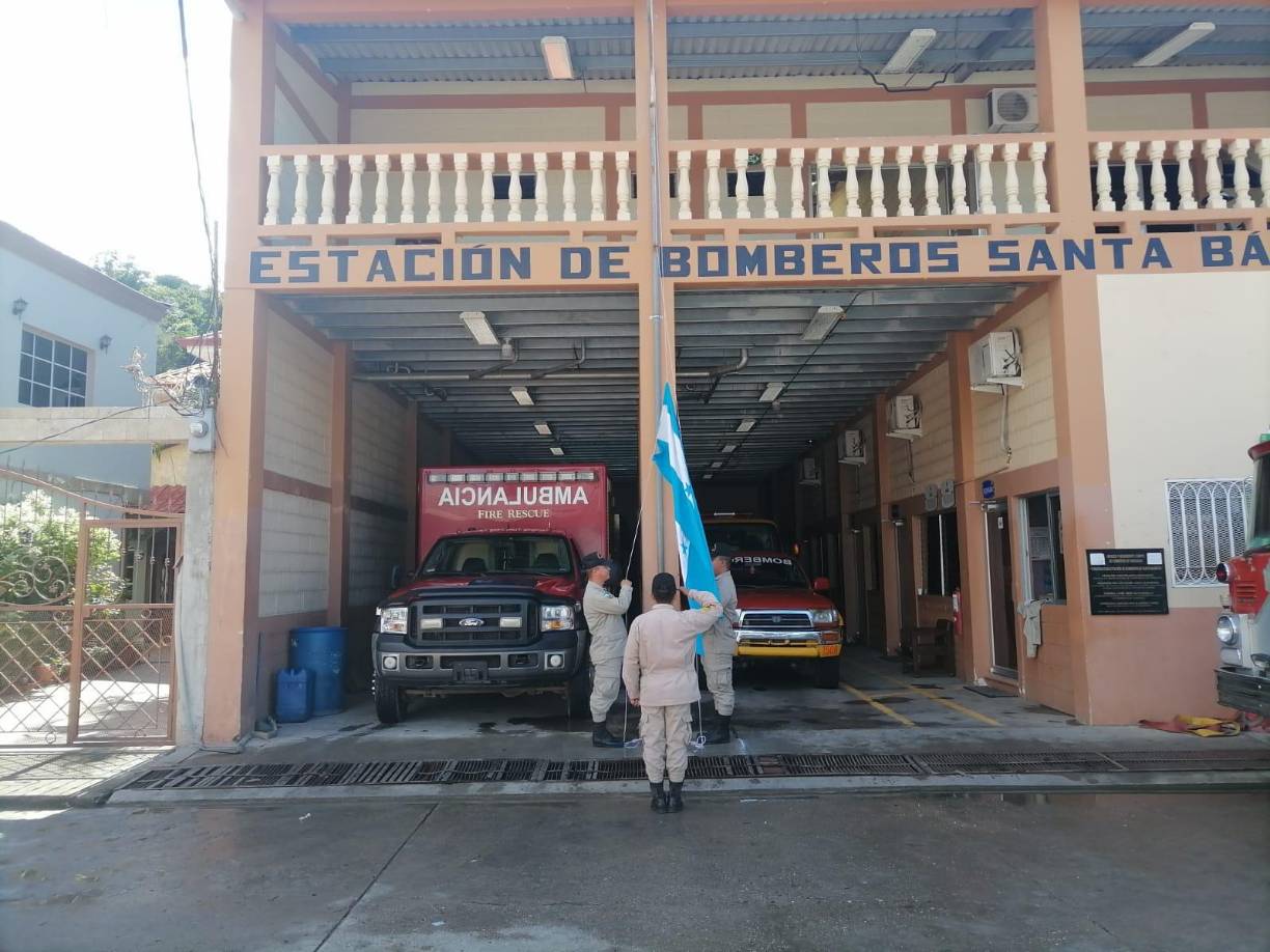 Sus compañeros, en distintas partes del país, pusieron la Bandera Nacional a media asta como señal de luto.