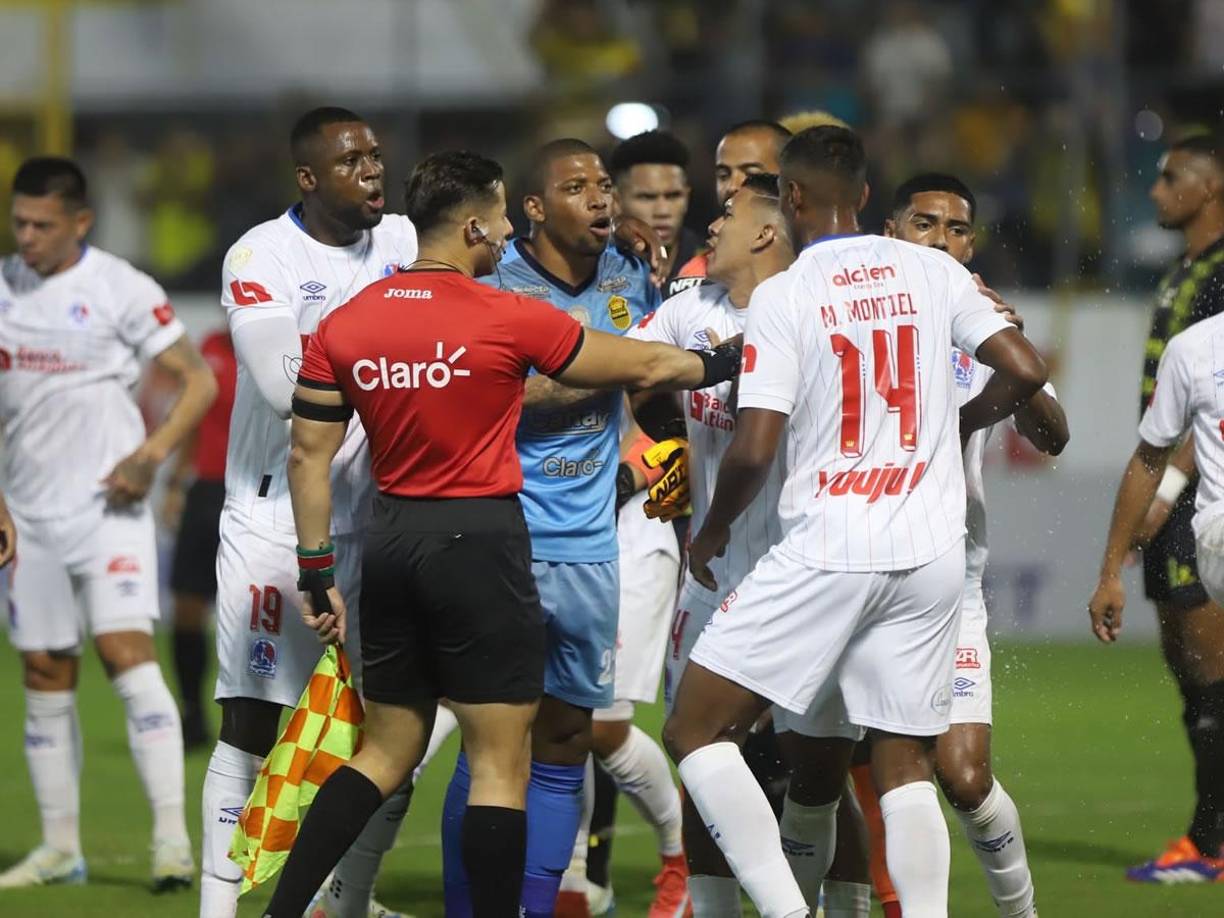 Marcos Montiel, futbolista uruguayo y nuevo fichaje del Olimpia, llegó a defender a sus compañeros y ‘Buba‘ López lo encaró.