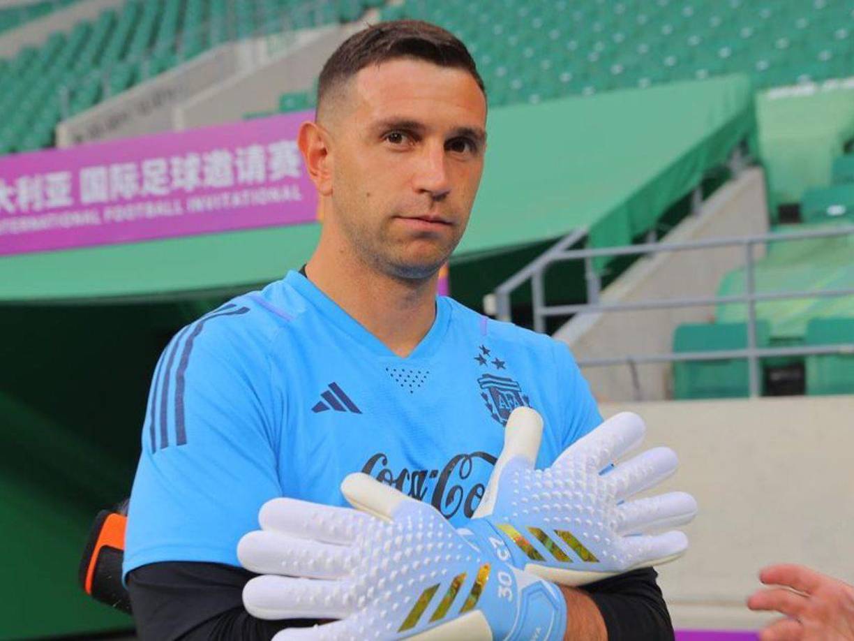 Según medios argentinos, Emilio Dibu Martínez es pretendido por el fútbol de Arabia Saudita de cara a la próxima campaña.