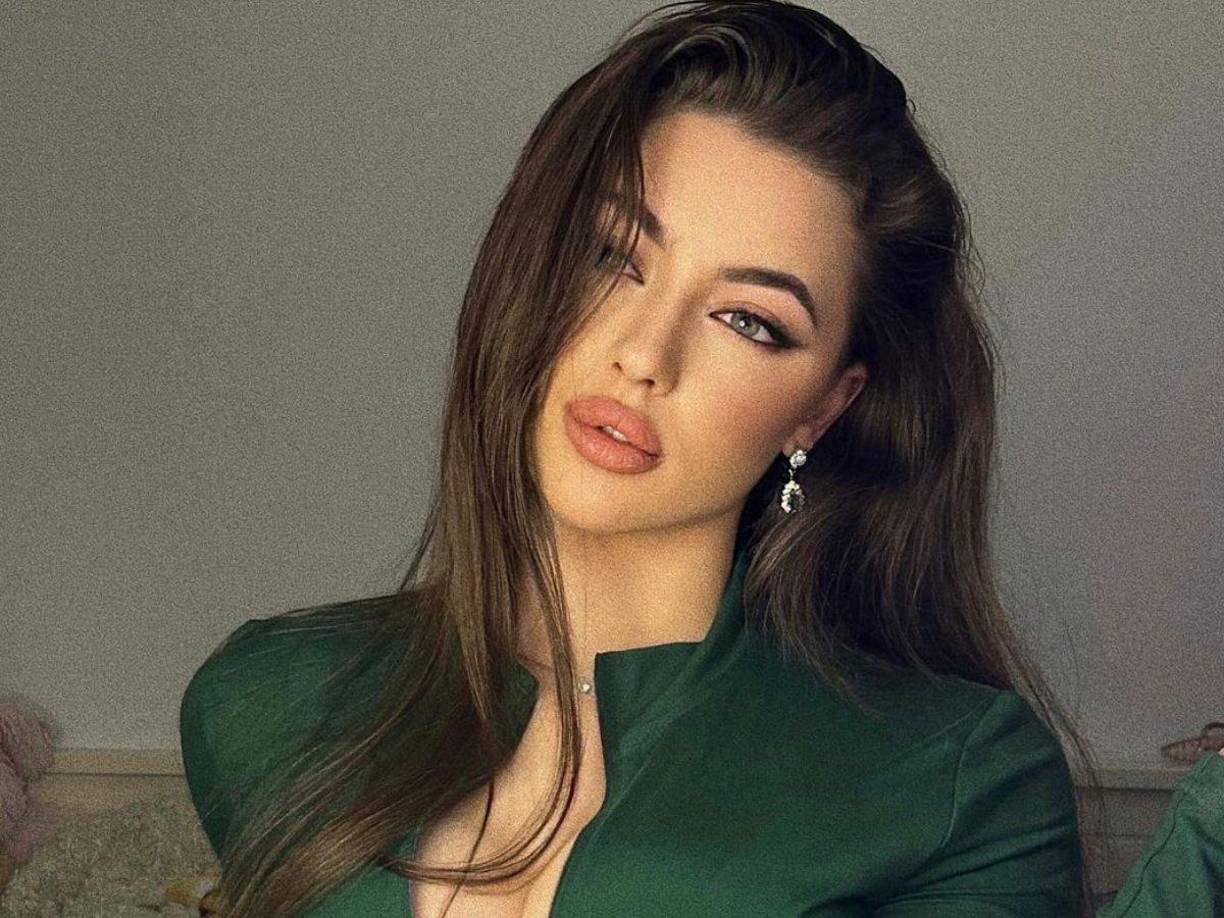 La hermosa chica radica en España. 