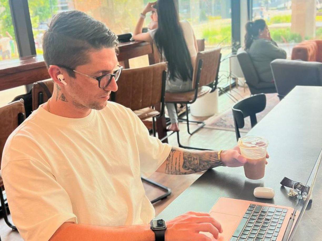 El trabajo que realiza Esetaban Espíndola consiste en llamadas, reuniones, mensajes, seguimiento eacorreos electrónicos. 