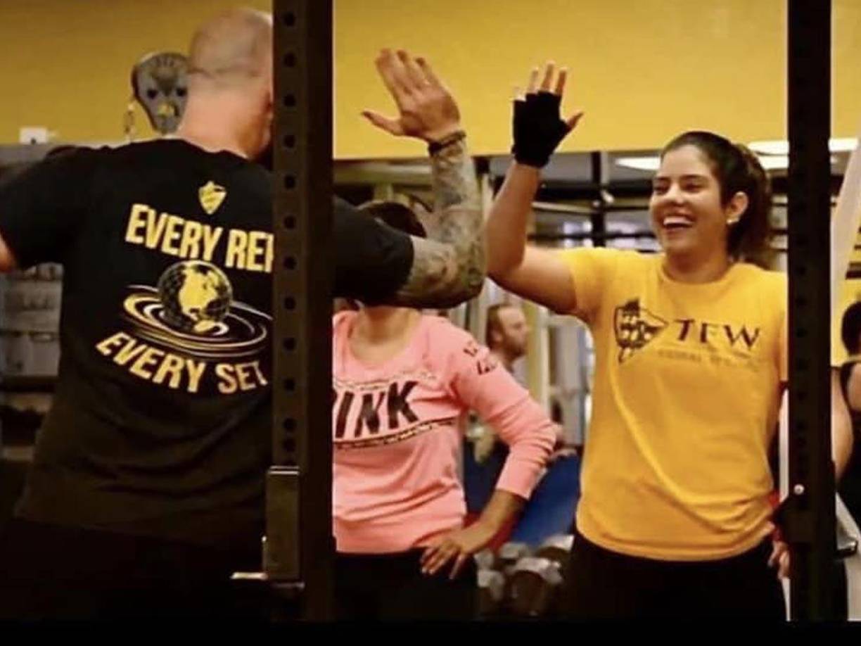 En las puertas del carro se encontraron huellas de Serrano, lo que sugiere que el disparo fue premeditado. ”Ella se bajó del carro y desde la parte de atrás del carro le disparó a mi hija”, declaró Isabel Tabares, madre la joven.