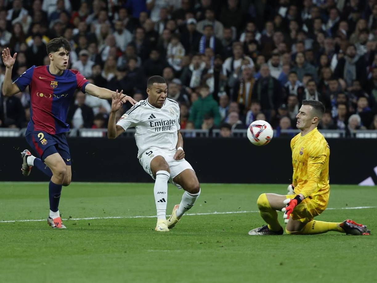 Mbappé no pudo superar a Iñaki Peña y en muchas ocasiones cayó en posición adelantada. Noche gris del francés en su primer Clásico.