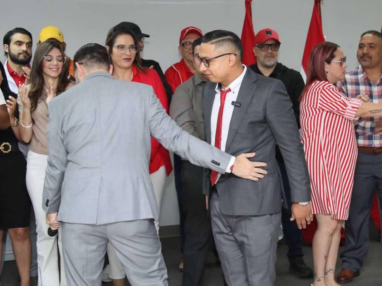 La presentación oficial de Emilio Izaguirre estuvo compuesta en su mayoría por altos dirigentes del partido liberal y que apoyan la candidatura presidencial de Cálix.