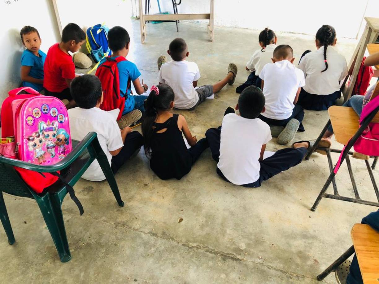 En condiciones limitadas, y sin mobiliario para sentarse, reciben clases los niños de las escuelas de las aldeas de El Merendón de San Pedro Sula.