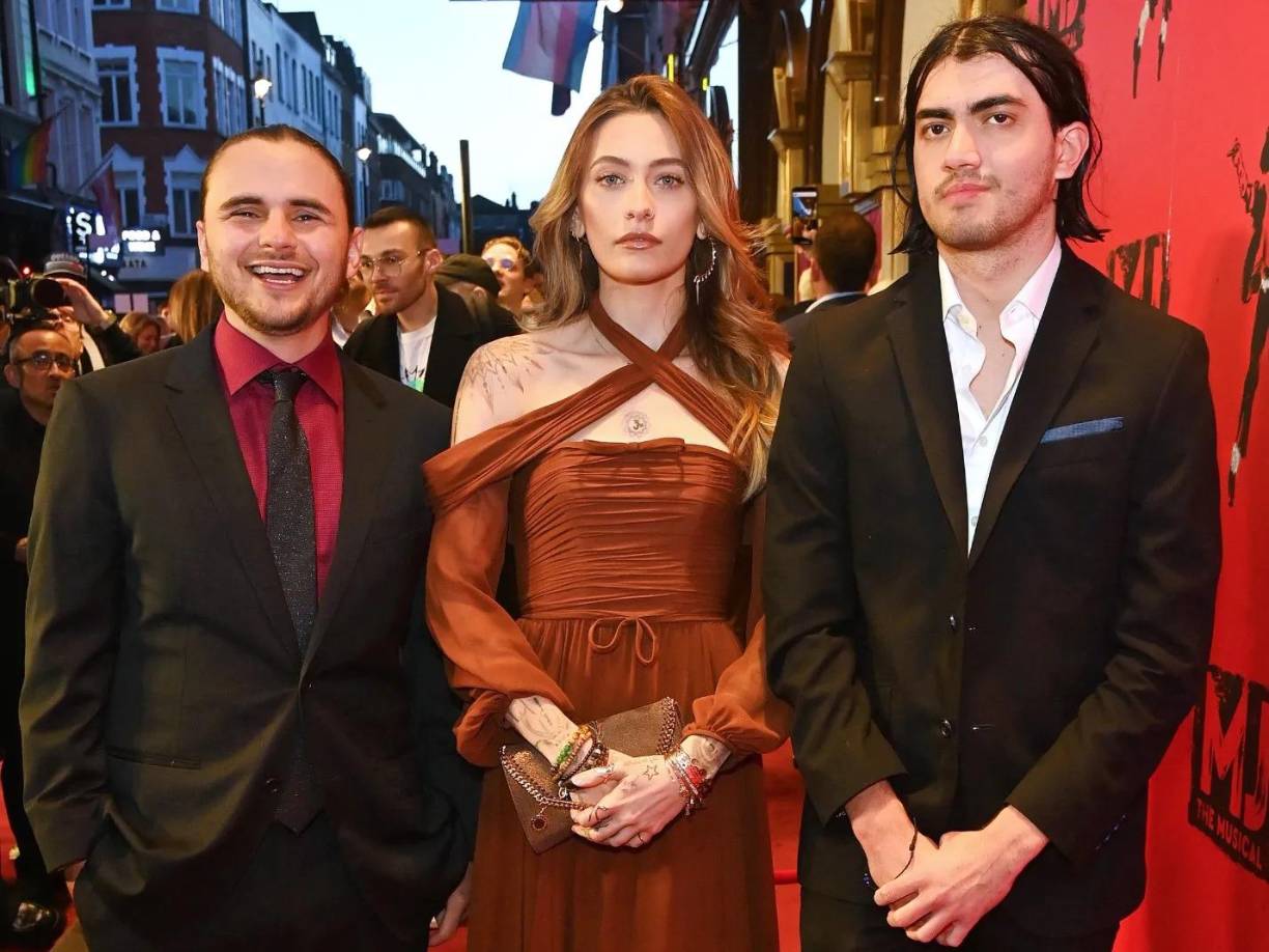 “Según el testamento que hizo el músico en 2002, el patrimonio canaliza dinero a un fondo del que es beneficiaria Katherine Jackson, los tres hijos del artista y organizaciones caritativas para niños”, apunta El País.