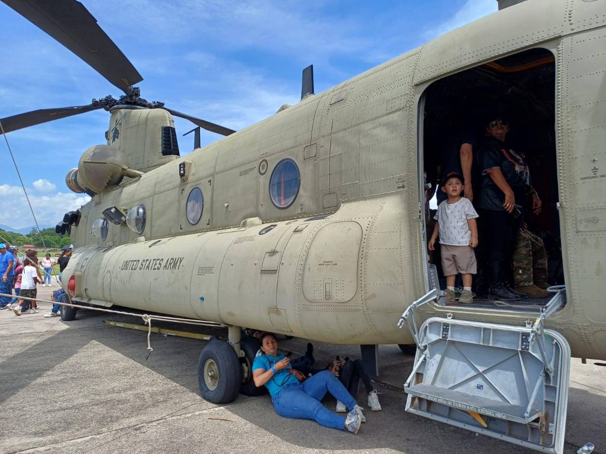 Sampedranos descansan durante el recorrido por el show aéreos en la base Armando Escalón Espinal.