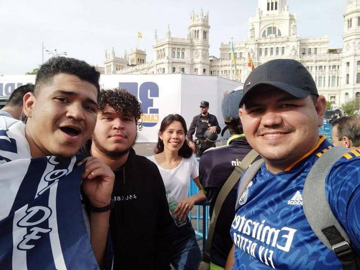 Aficionados hondureños del Real Madrid no se perdieron la oportunidad de celebrar el título de su equipo en la plaza Cibeles.