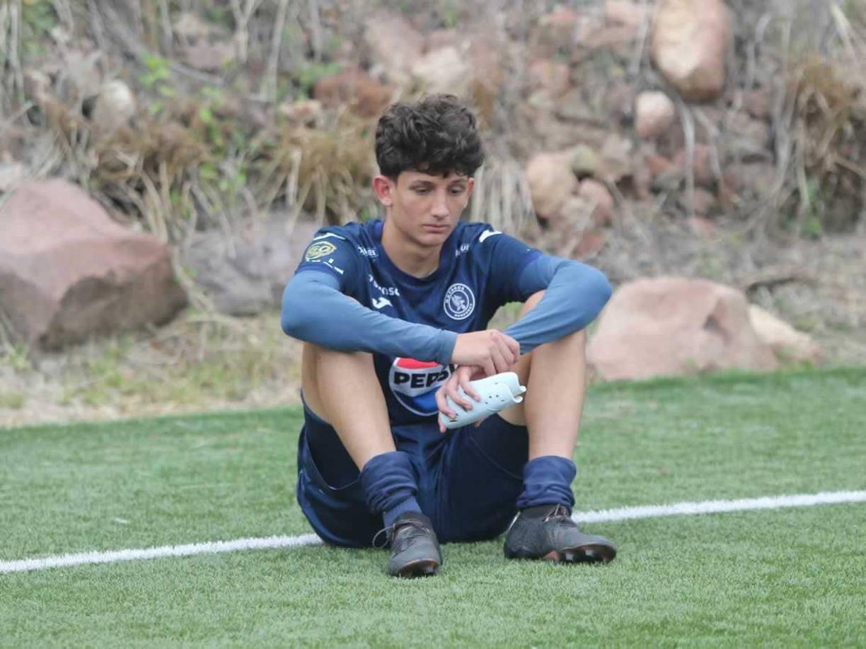 La tristeza de Mathías Vázquez, hijo del entrenador de Motagua, Diego Vázquez, tras perder la final contra Olimpia. Tuvo un feo gesto tras la derrota.