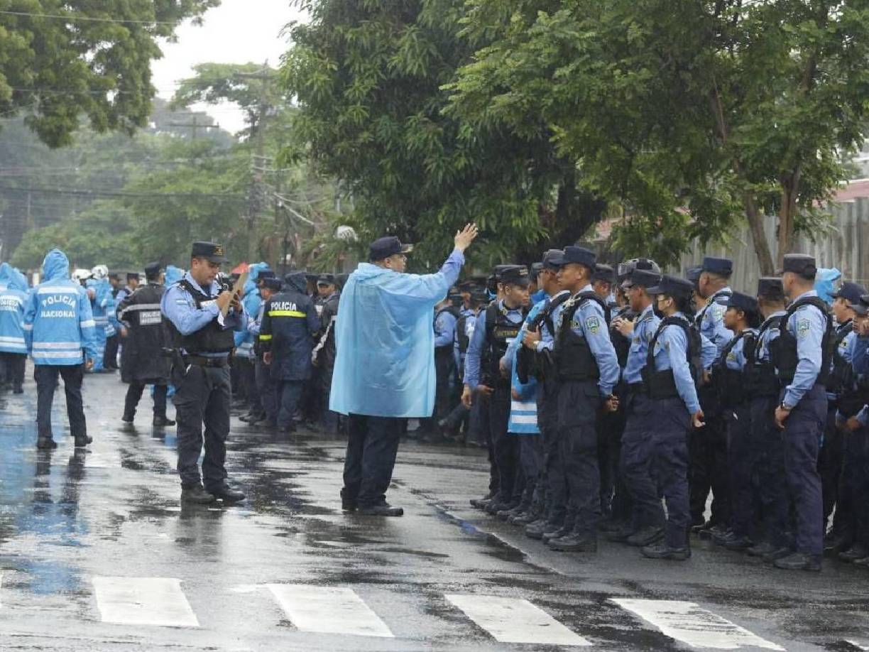 Los elementos de la Policía Nacional también andan con sus respectivos capotes para protegerse de la lluvia.
