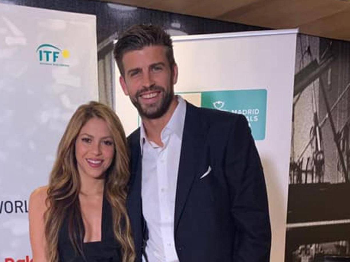 Por otra parte, Socialité aseguró que el exfutbolista del Barça intentó volver con la artista solo un mes después de haber roto y cuando ya había comenzado una relación con Clara Chía.