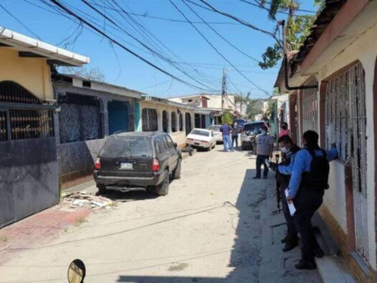 Mediante una llamada pidieron que llegaran paramédicos del 911 a una vivienda de la colonia, pero al entrar hallaron el cuerpo putrefacto y a una hija de la fémina encerrada en un cuarto.