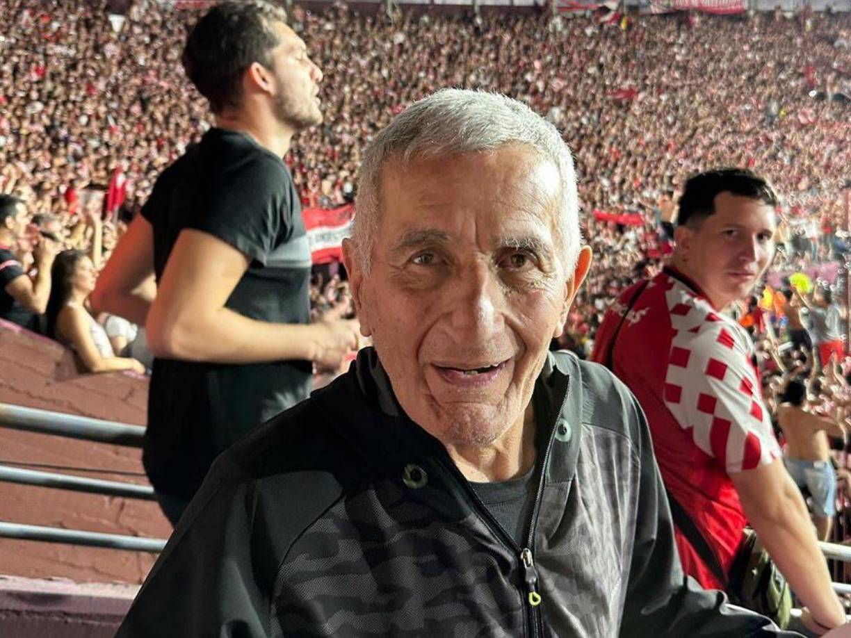 “Yo elegí quererte y asumir las consecuencias. ¡Elegí que seas vos quien llene mis días de sonrisas. Elegí tu voz, elegí coleccionar instantes y que dejes huellas en mi. Elegí sacarme la coraza, elegí arriesgarme... ¡te elegí a vos! ¡Te amo Juan Ramón!”, escribió la joven para el señor. 