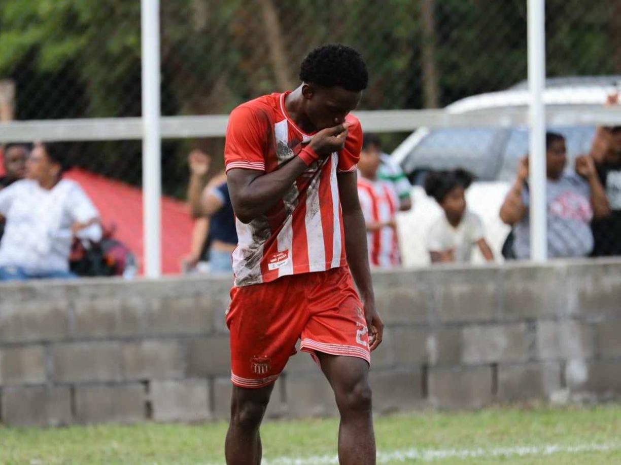 Jorge Castrillo besó el escudo del Vida luego de marcar el gol que significó el empate ante Juventus.