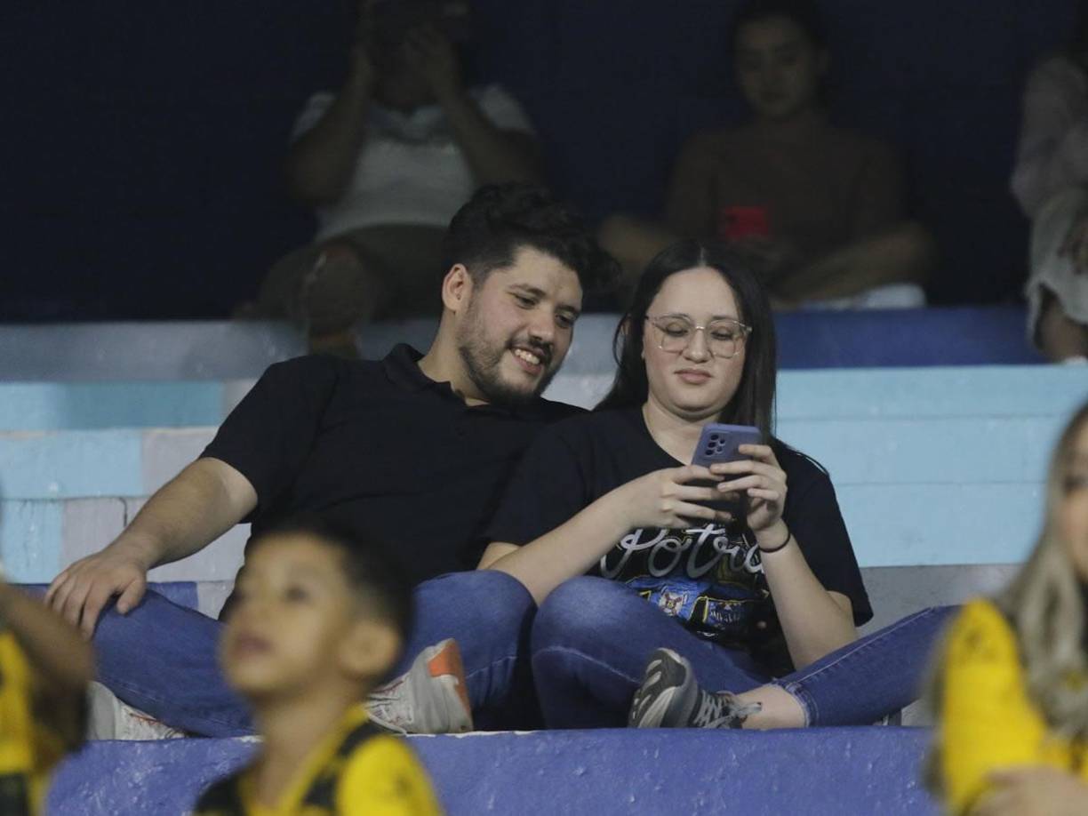 El partido entre Real España y UPN estuvo aburrido en el estadio Morazán y ellos preferían entretenerse en el celular.