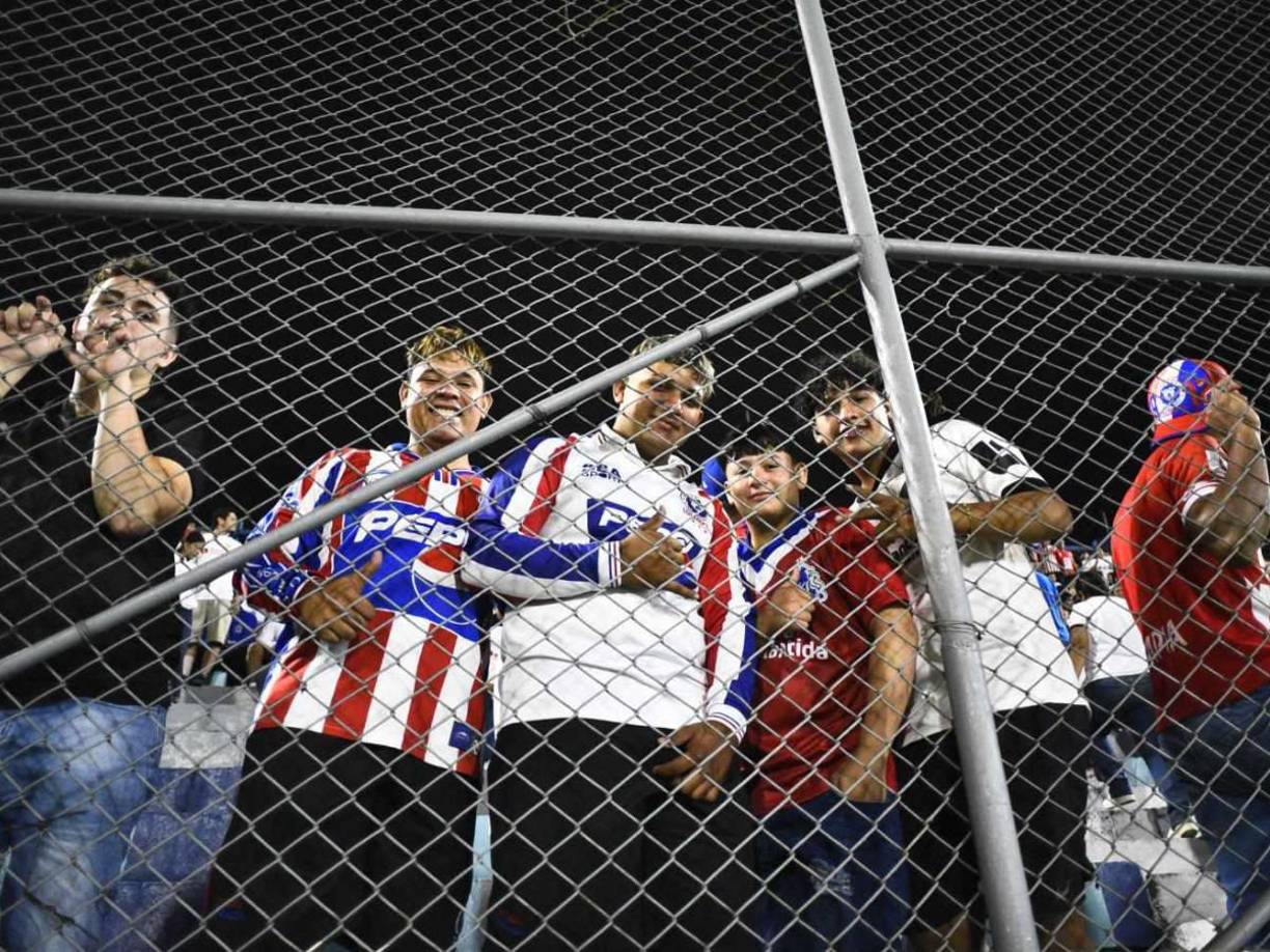 Los aficionados se hicieron presentes al estadio Morazán de San Pedro Sula. 