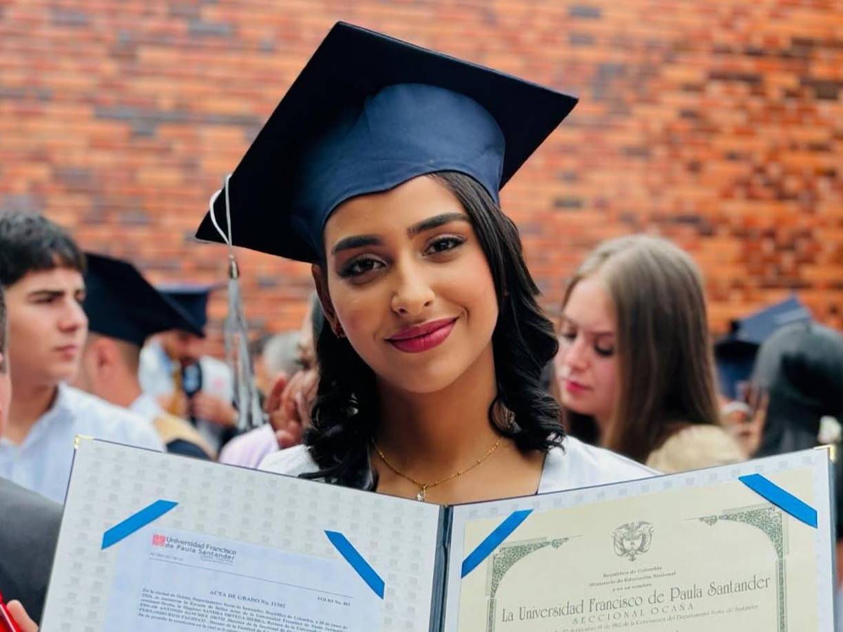 Ángela Natalia Lora Rincón, joven periodista con un prometedor futuro, perdió la vida en un acto de violencia que ha conmocionado a Colombia.