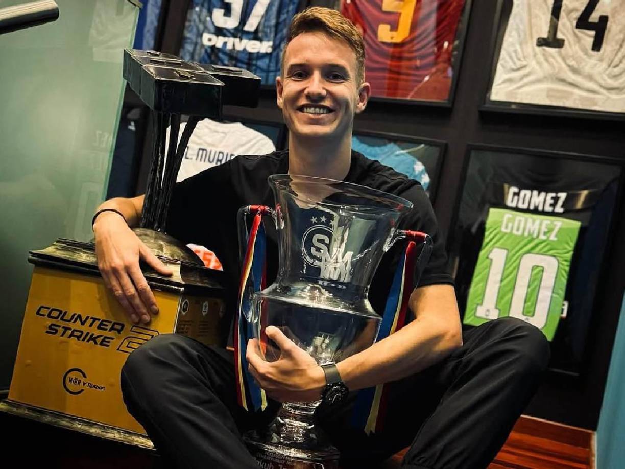 Cuando se dio a conocer la noticia sobre su homosexualidad, el jugador fue criticado por parte de sus seguidores, ya que estuvo casado y tuvo un hijo con su ahora expareja.