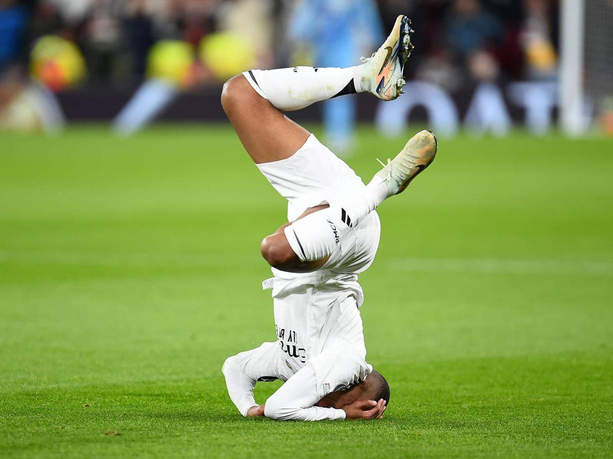 Así cayó Kylian Mbappé tras una falta que le cometió el defensa neerlandés Virgil van Dijk.