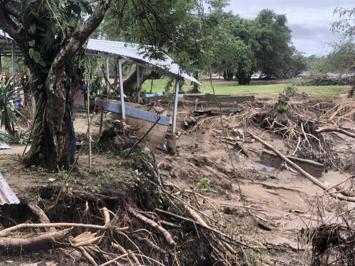 El río Aguán hizo estragos en Chapagua que ha sido afectada en su totalidad y los habitantes poco a poco la abandonan. 