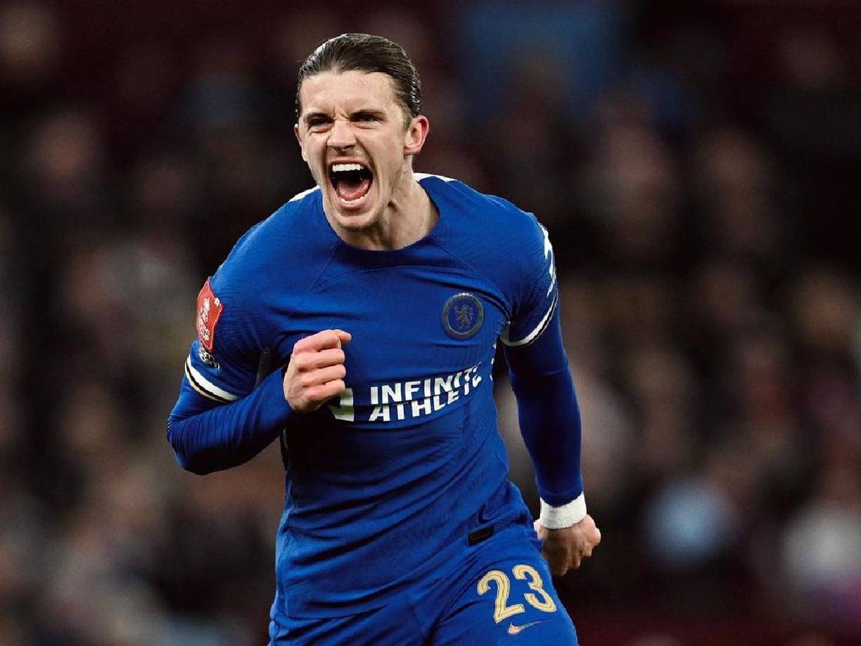 Según EFE, Gallagher está entrenando con el Chelsea de cara al inicio de la Premier League el domingo frente al Manchester City, después de que su fichaje por el Atlético de Madrid se haya estancado.