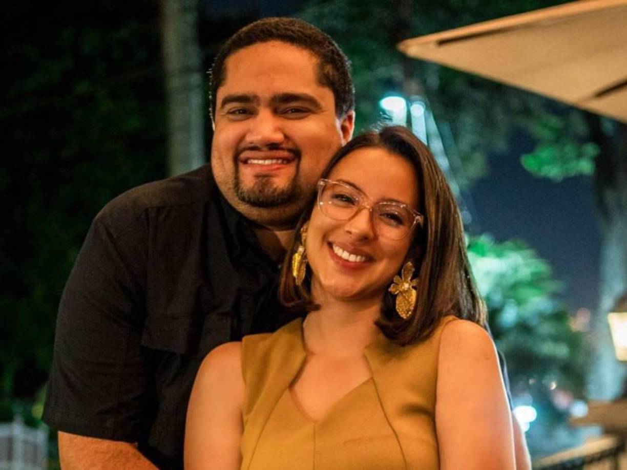 Clara López, esposa de José Carlos Cardona, titular de la Secretaría de Desarrollo Social (Sedesol), se ha visto involucrada en varios eventos de su partido político, según muestras sus fotografías en redes sociales.