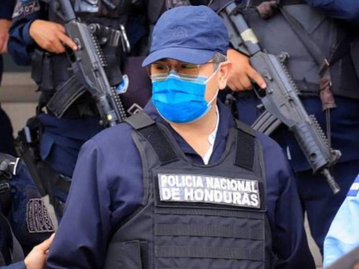 El expresidente fue acompañado a su ingreso por el detective Ángel Martínez junto a su abogado defensor Raymond Colón.