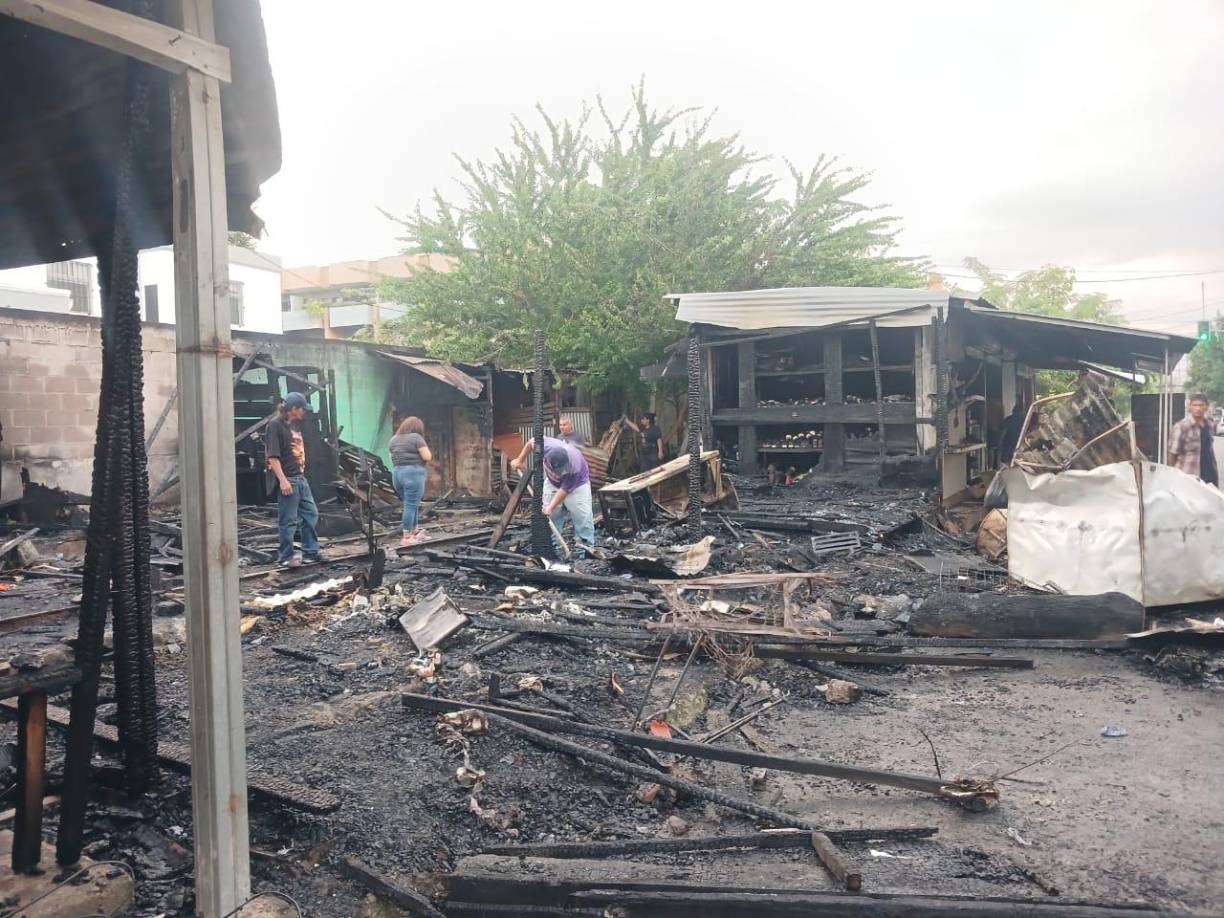 Los locales incendiados estaban ubicados en la 2 avenida, 1 y 2 calles, del centro de la Capital Industrial. 