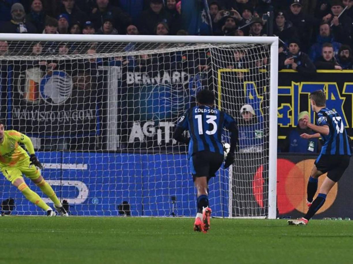 Charles De Ketelaere marcó por la vía penal a favor del Atalanta en el tramo final de la primera parte.