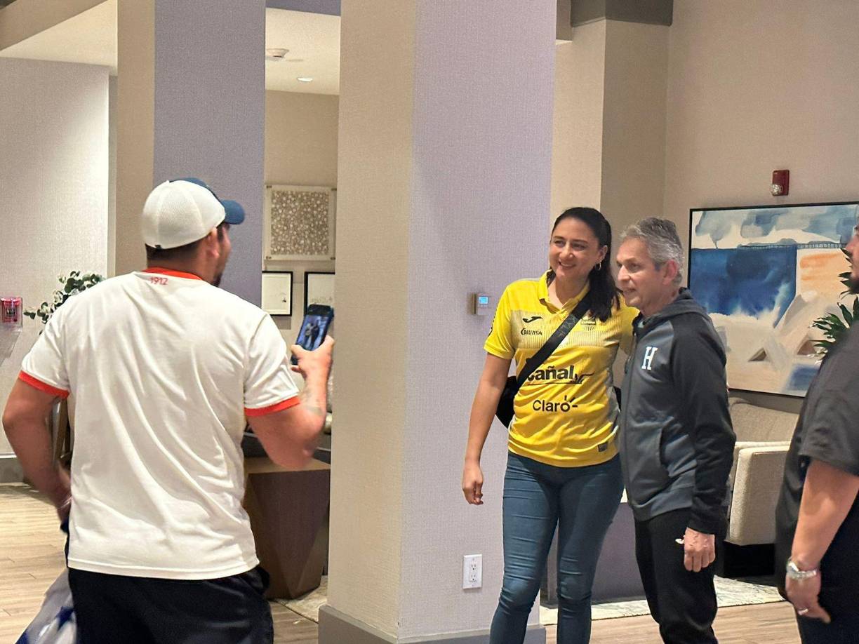 Reinaldo Rueda se mostró atento con los hondureños que llegaron a visitarlos al hotel de Miami.