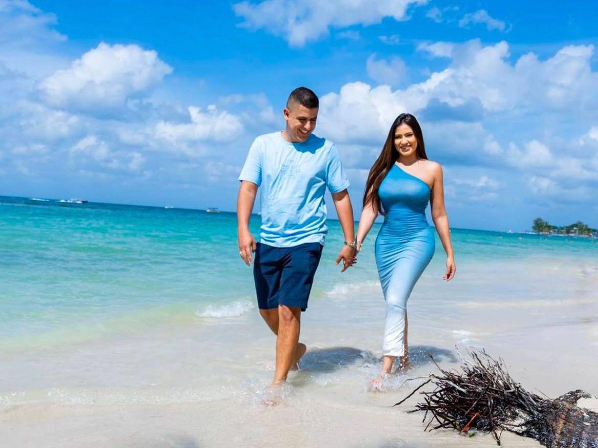 Los futuros esposos eligieron una de las hermosas playas de Roatán como escenario para sus fotografías.