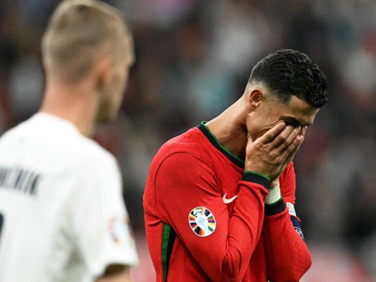 Cristiano Ronaldo estaba desilusionado al ver como falló su penal.